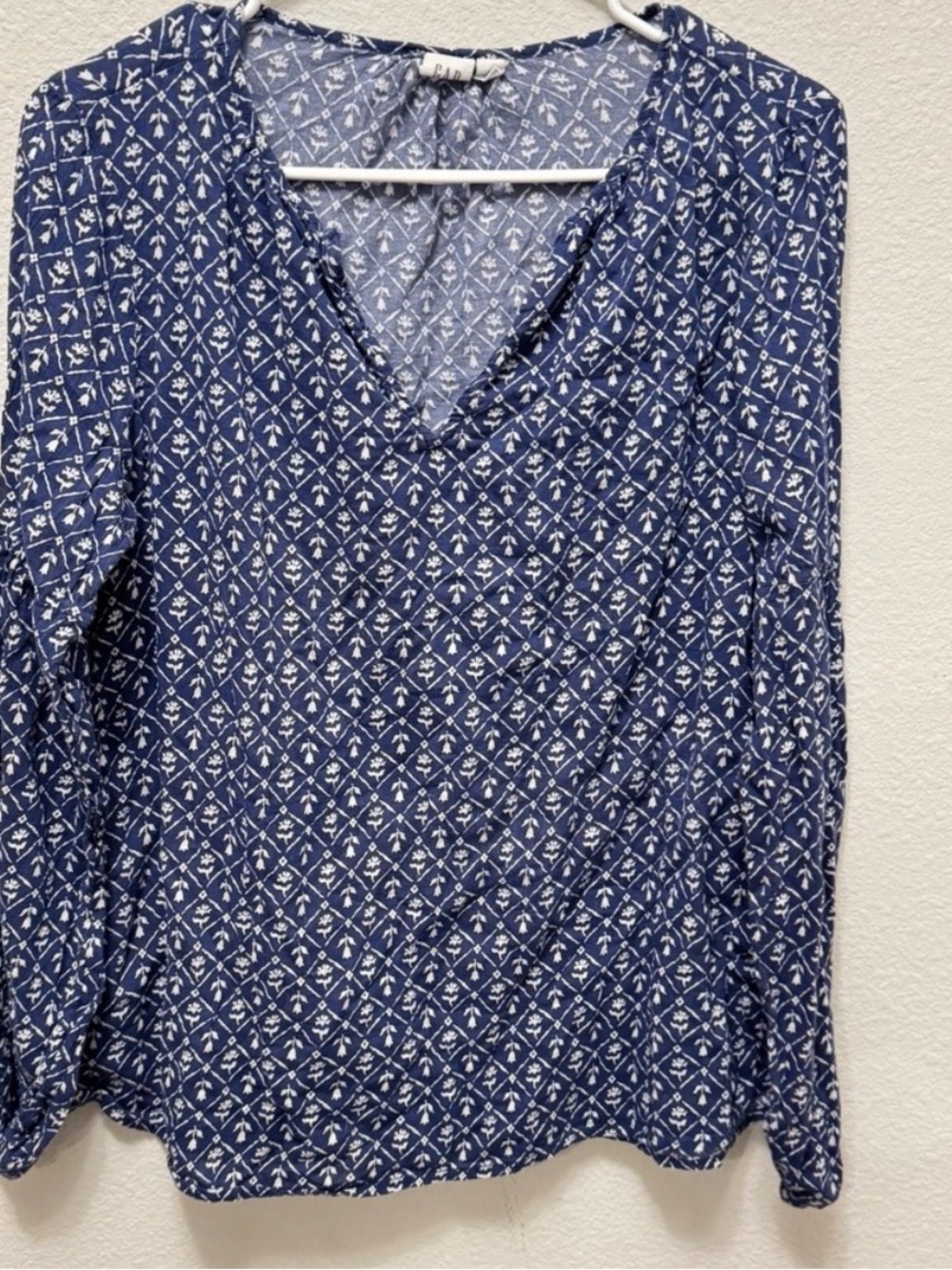 GAP Blue‎ White Floral Print V Neck Long Sleeve Casual Blouse Women's Medium